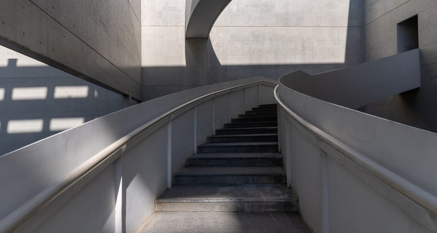 Abstrakte Betontreppe als Symbol für Entscheidungsfähigkeit, Führung und Handlungsfähigkeit in Verwaltung und Mittelstand