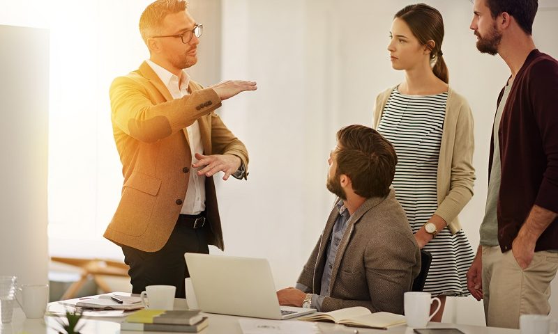 Führungskräfte besprechen gemeinsam ein Thema in einer Arbeitsrunde